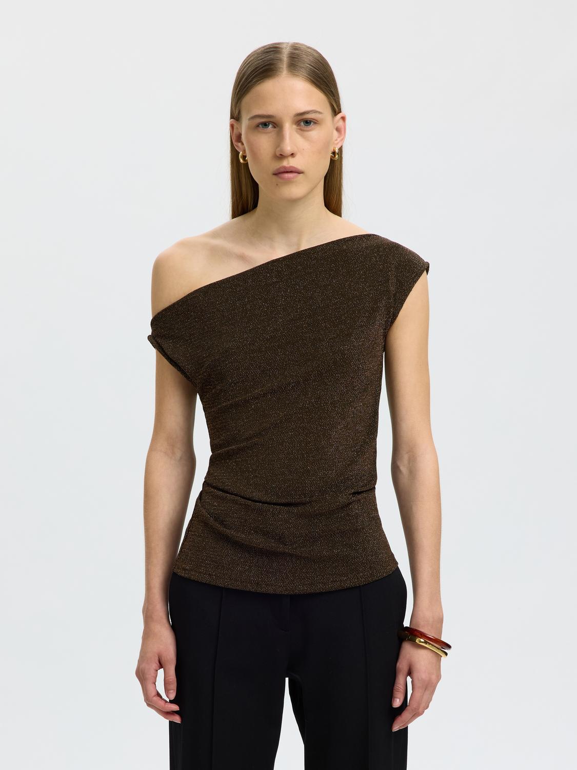 model_shot-front